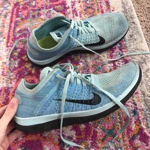 Blue Nike flyknit tennis shoes